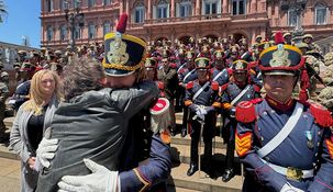 Javier Milei almorzó con granaderos.