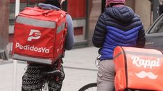 Repartidores de PedidosYa y Rappi, una de las salidas económicas más rápidas que ofrece el mercado laboral además de Uber.