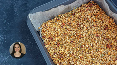 Lo que distingue a esta granola de otras versiones caseras es su base de quinoa cocida. Lo que distingue a esta granola de otras versiones caseras es su base de quinoa cocida.