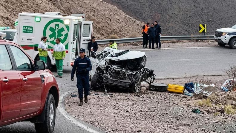 Así quedó la camioneta luego de caer al vacío.