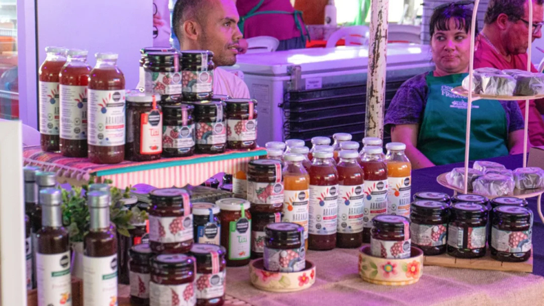 Villa Cacique y Barker celebran cada febrero la producción frutal con una fiesta popular en comunidad.