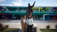 Mayra Mendoza y Cristina Kirchner junto a la estatua Néstor Kirchner que estaba en el CCK. Mayra Mendoza y Cristina Kirchner junto a la estatua Néstor Kirchner que estaba en el CCK.
