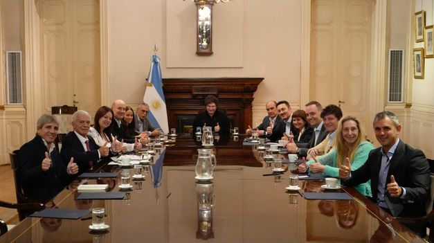 Milei con sus ministros en Casa Rosada. También participaron Karina Milei y Martín Menem.