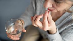 La verdad del por qué hay que tomar los medicamentos con agua y no con otras bebidas. La verdad del por qué hay que tomar los medicamentos con agua y no con otras bebidas.