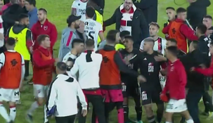 Los futbolistas de Newells y Deportivo Riestra, a las piñas después del partido.