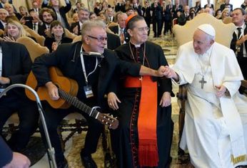 León Gieco fue uno de los artistas argentinos que cantó frente al Papa Francisco en 2023 en el Vaticano.