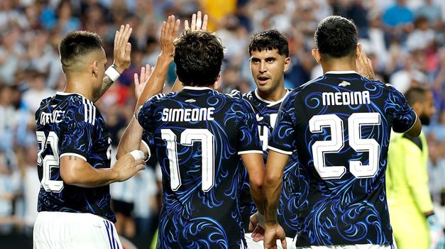 La flamante camiseta alternativa de la Selección hace su presentación en el Mundial.
