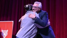 Julio Zamora acompañó a los vecinos en la firma de las escrituras.