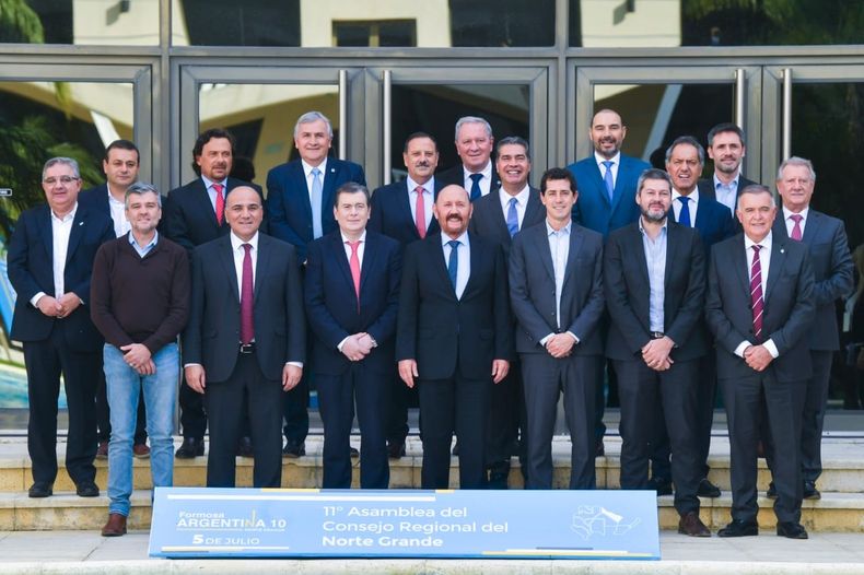 Funcionarios y gobernadores en la 11º asamblea del Consejo Regional del Norte Grande