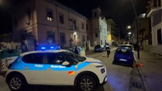 Intentó quitarse la vida, cayó desde un cuarto piso y mató a una anciana. Intentó quitarse la vida, cayó desde un cuarto piso y mató a una anciana.