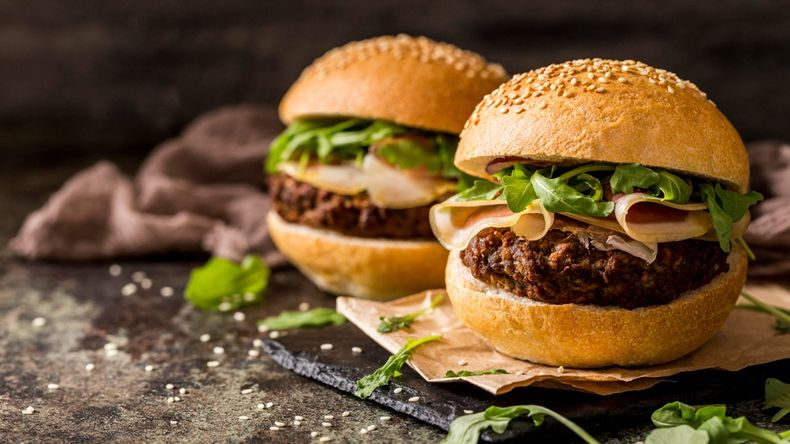 Un estudio británico definió al pepinillo como el complemento ideal para la hamburguesa.