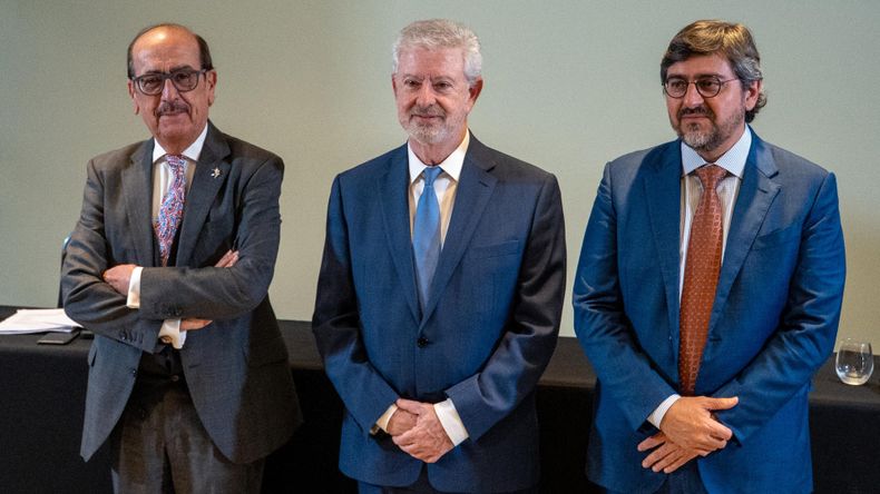 El equipo de abogados de Cristina Kirchner, integrado por el español Javier Borrego, Carlos Beraldi y el brasileño Rafael Valim.