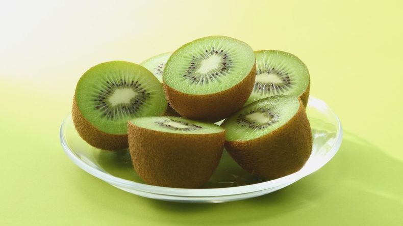El kiwi tiene grandes beneficios para la salud por su alto contenido de fibra y vitamina C.&nbsp;