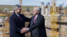 Mario Abdo Benítez y Alberto Fernández en la Central Hidroeléctrica de Yacyretá.