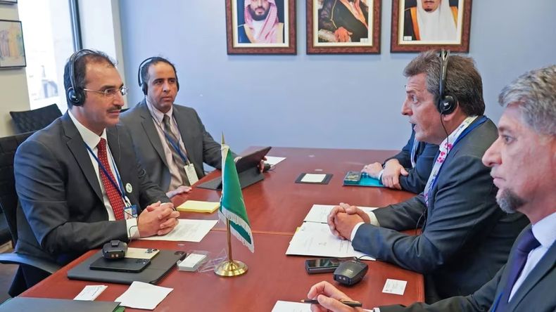 Sergio Massa y el Sultan bin Abdulrahman Al-Marshad durante el encuentro de este jueves.&nbsp;