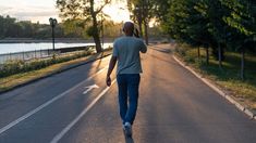 Los ejercicios físicos que hay que hacer mientras caminás para bajar de peso y ganar fuerza. Los ejercicios físicos que hay que hacer mientras caminás para bajar de peso y ganar fuerza.