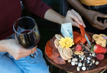 Los cortes de carne roja resultan ideales para maridar con vinos tintos, ya que la interacción entre grasas y proteínas con los taninos suaviza la astringencia del vino y resalta sus notas frutales.&nbsp;