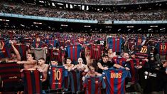 Los hinchas quieren el regreso de Messi. Los hinchas quieren el regreso de Messi.
