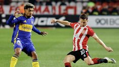 Cristian Medina, de Boca, marca a Pablo Piatti. Cristian Medina, de Boca, marca a Pablo Piatti.