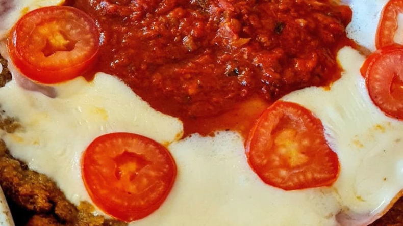 También podés probar la clásica milanesa napolitana.