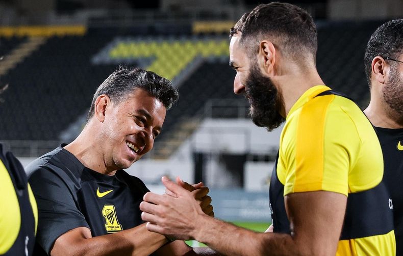 Otros tiempos: Gallardo y Benzema juntos en la pretemporada del Al-Ittihad.