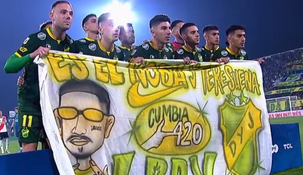 El plantel de Defensa y Justicia homenajeó a El Noba tras su temprana muerte.