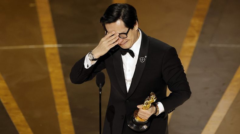 Jonathan Ke Quan no pudo contener las lágrimas por su felicidad.