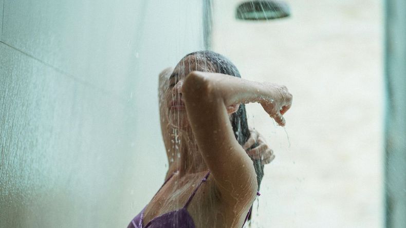 La liberación de endorfinas explica la sensación de energía posterior a la ducha.  