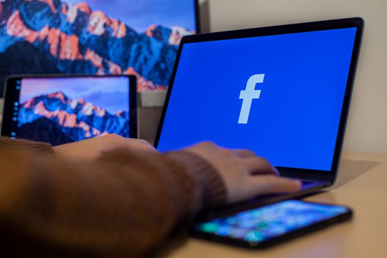 Facebook publicó anuncios antivacunas.