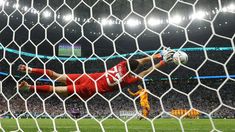 Tras la polémica por el doble toque del penal de Julián Álvarez frente al Real Madrid se modificó la regla Tras la polémica por el doble toque del penal de Julián Álvarez frente al Real Madrid se modificó la regla