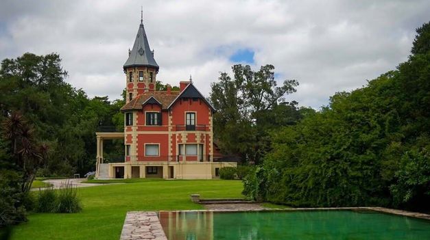 El edificio está rodeado por un parque de 80 hectáreas.