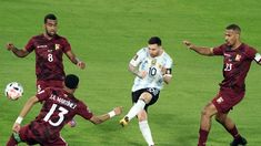 Messi posó con la 10 de Boca. Messi posó con la 10 de Boca.