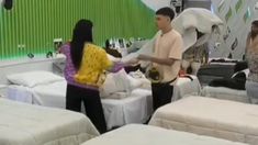 Giovanni le dio un papel a Chiara. Giovanni le dio un papel a Chiara.