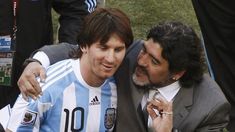 Diego Maradona y Lionel Messi fueron el centro de una subasta exclusiva en Estados Unidos. Diego Maradona y Lionel Messi fueron el centro de una subasta exclusiva en Estados Unidos.