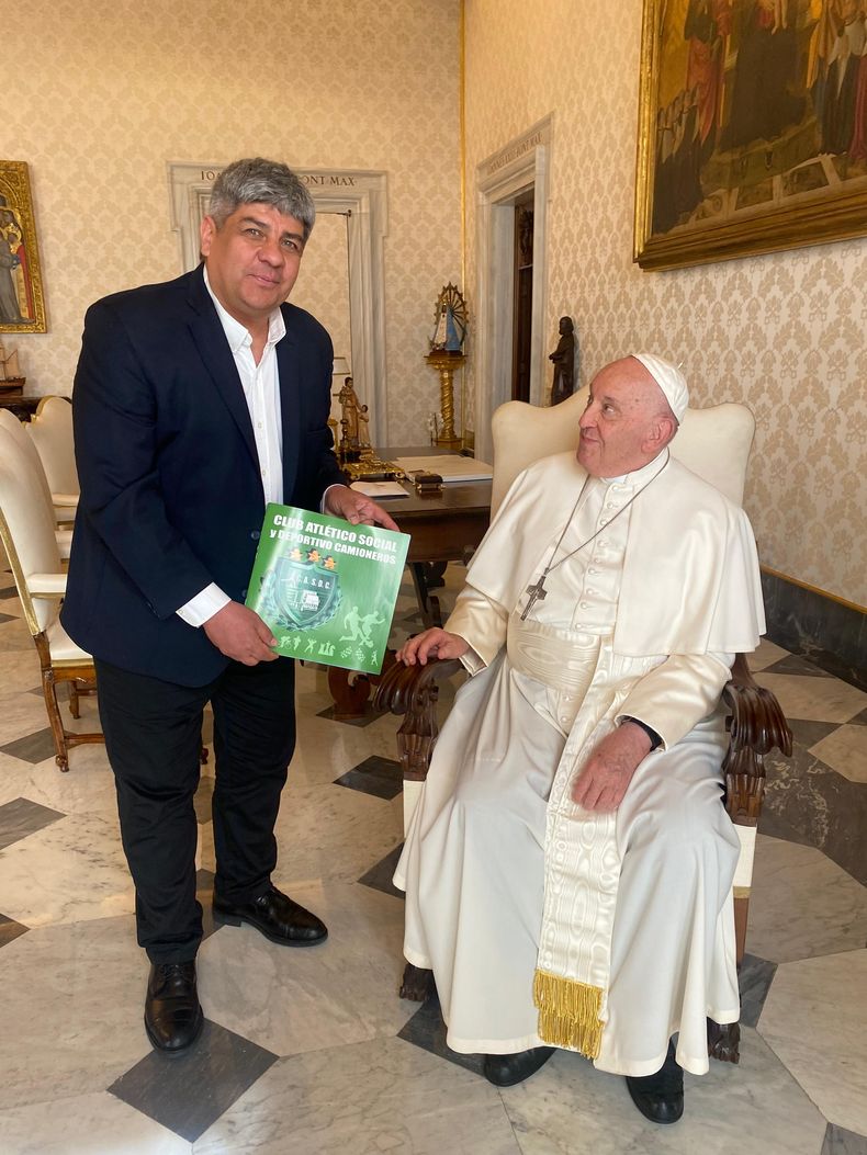 El Papa recibió a Pablo Moyano, al frente de una comitiva de representantes gremiales.