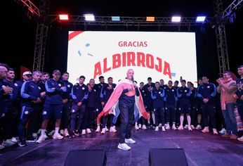 El presidente, Santiago Peña, también estuvo presenteen el recibimiento y pidió que Alfaro se quede
