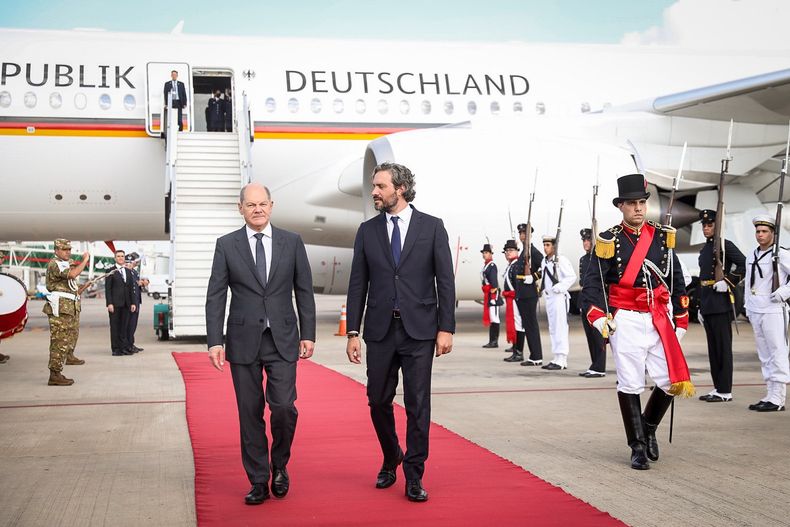 Santiago Cafiero recibió a Olaf Scholz en Ezeiza.