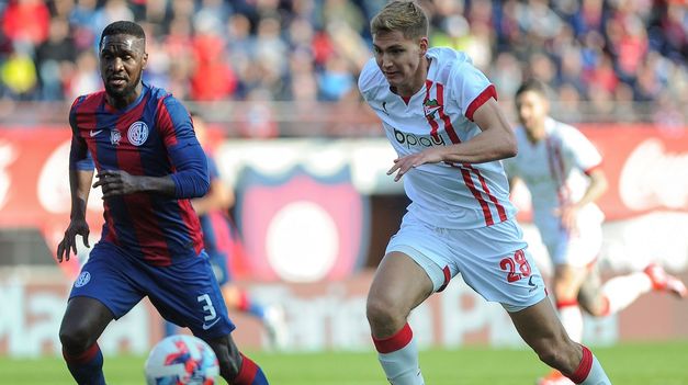 Cristian Zapata, de San Lorenzo, persigue a Mateo Pellegrino.