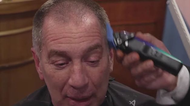 Santilli cumplió su promesa y se rapó la cabeza tras el triunfo de La Libertad Avanza