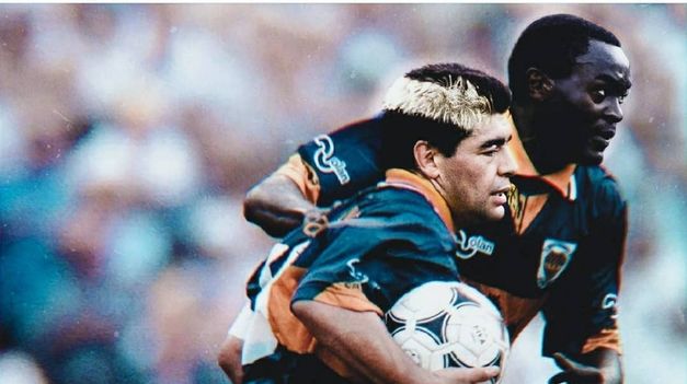 Tchami es el único futbolista africano que compartió plantel con Maradona.
