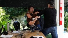 La escena que quedó grabada tras el debate entre ambos.