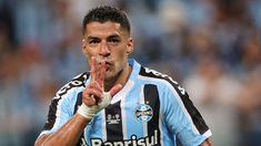 Luis Suárez hizo tres goles en un tiempo con Gremio y tuvo su debut soñado. Luis Suárez hizo tres goles en un tiempo con Gremio y tuvo su debut soñado.