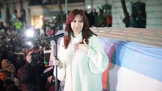 Cristina Kirchner, en la puerta de su domicilio, junto a los militantes. Cristina Kirchner, en la puerta de su domicilio, junto a los militantes.
