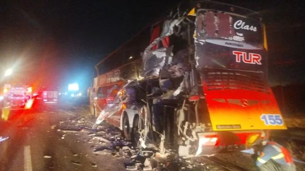 El micro recibió un fuerte impacto de atrás por parte de una camión de remolque.
