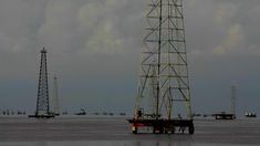 El lago de Maracaibo en Cabimas, Venezuela, con plataformas y bombas de petróleo. El lago de Maracaibo en Cabimas, Venezuela, con plataformas y bombas de petróleo.