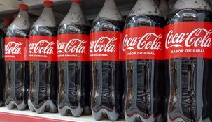 Un derrumbe en las ventas obligó a Coca Cola a rematar botellas en las góndolas.