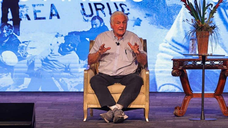 Roberto Canessa fue cuestionado en redes sociales por tocar inapropiadamente a mujeres.