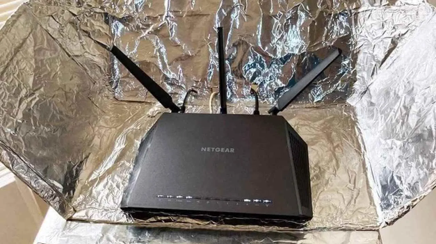 Este truco, que ha ganado notoriedad a través de videos virales y recomendaciones en línea, asegura que el papel de aluminio puede aumentar la potencia del WiFi al reflejar las ondas electromagnéticas.
