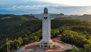 El Cristo Protector de Encantado se erige como el tercer monumento católico más alto del mundo. El Cristo Protector de Encantado se erige como el tercer monumento católico más alto del mundo.