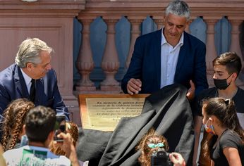 Alberto Fernández descubrió una placa en Casa Rosada.